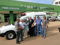 Vereadores entregam ambulância para município  